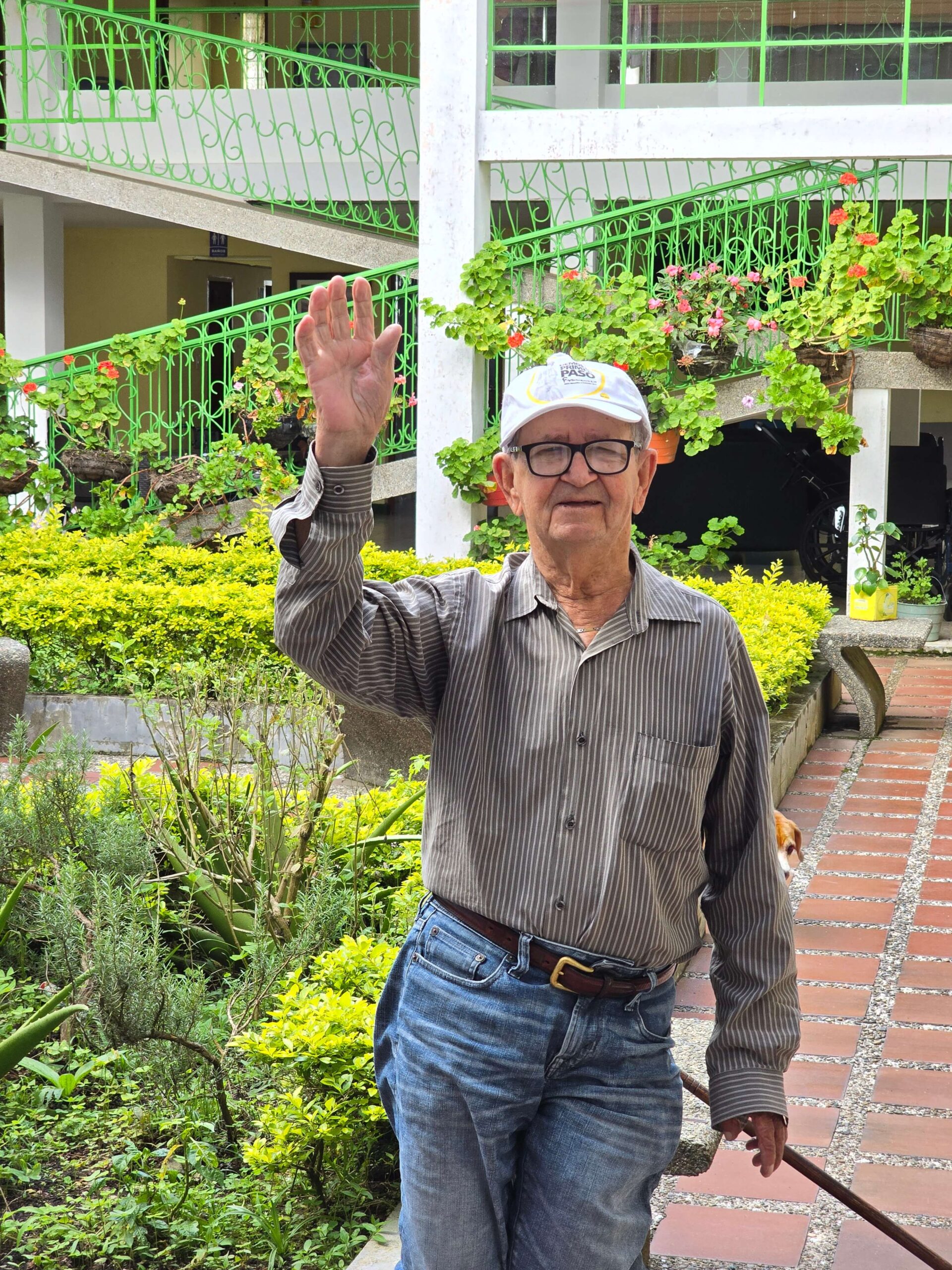 Anciano sonriendo Abuelo amigable Saludo cordial de anciano Gestos de cariño de abuelo Feliz anciano saludando Anciano sonriente saludando Abuelo saludando con la mano Gestos afectuosos de abuelo Expresión amigable de anciano Saludo cálido de abuelo